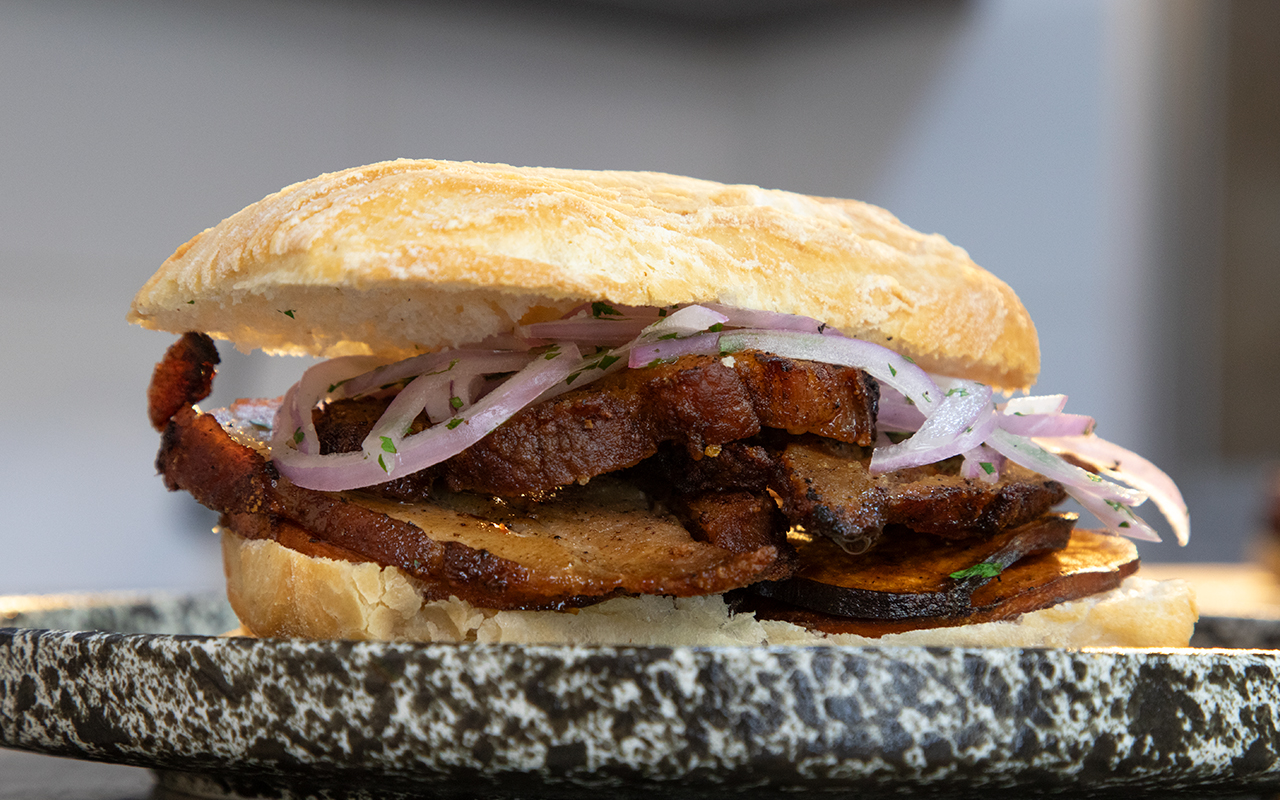 Pan con Chicharrón