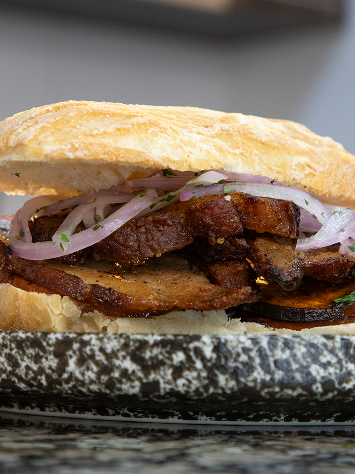 Pan con Chicharrón
